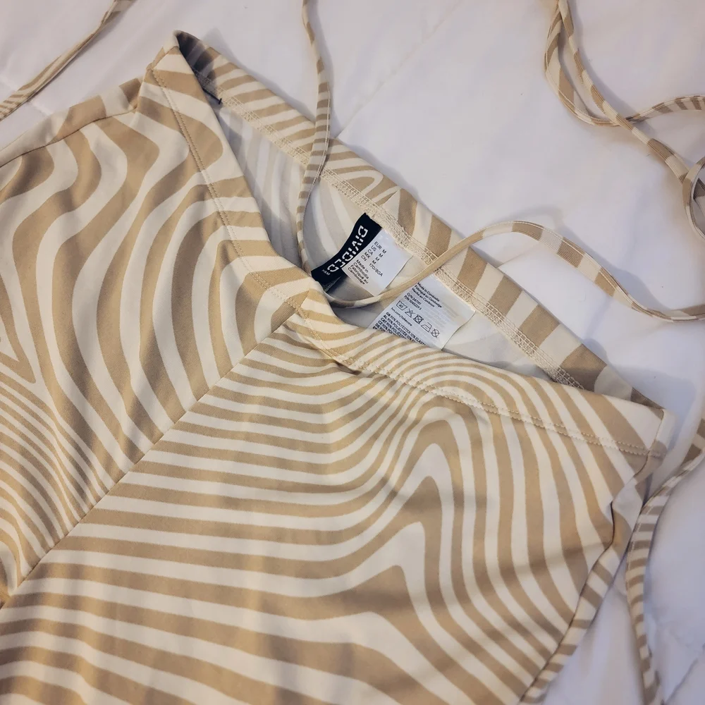 Divided Brown and White Patterned Leggings - Picture 5 of 6